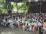 2015年厂庆时，全体员工游览龙凤山庄。此时聚在一起等待观看魔术表演1