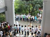 2015年厂庆时，全体员工游览龙凤山庄。此为员工正排队领取免费午餐